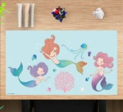 Coveryourdesk Schreibtischunterlage Schreibtischunterlage Schreibunterlage Aus Premium Vinyl - Für Mädchen - Drei Meerjungfrauen - 74 X 40 Cm -Mytoys Home Store 20913082 02