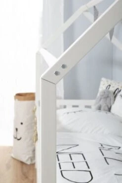 TICAA Hausbett "Traumhaus" Mit Funktionsschubkasten Kiefer Weiß 12 TICAA Hausbett "Traumhaus" Mit Funktionsschubkasten Kiefer Weiß -Mytoys Home Store 21408946 05