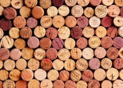 Coveryourdesk Schreibtischunterlage Schreibtischunterlage Für Kinder Und Erwachsene – “Korkenpyramide“ – Aus Erstklassigem, Strapazierfähigem Vinyl (Kunststoff -BPA Frei) – 70 X 50 Cm – Made In German