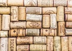 Coveryourdesk Schreibtischunterlage Schreibtischunterlage Für Kinder Und Erwachsene – “Korkenstapel“ – Aus Erstklassigem, Strapazierfähigem Vinyl (Kunststoff -BPA Frei) – 70 X 50 Cm – Made In Germany