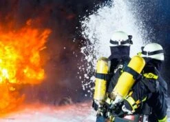 Coveryourdesk Schreibtischunterlage Schreibtischunterlage Für Kinder Und Erwachsene – “Feuerwehr Im Einsatz“ – Aus Erstklassigem, Strapazierfähigem Vinyl (Kunststoff -BPA Frei) – 70 X 50 Cm – Made In