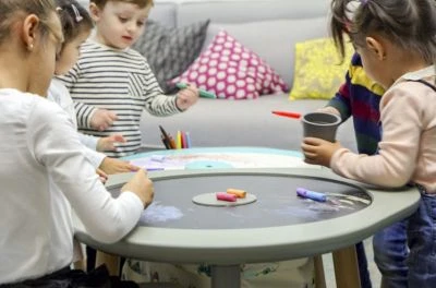 Stokke™ MuTable™ 7-in-1 Kindertisch Mit Div. Spielfunktionen, Cherry 4 Stokke™ MuTable™ 7-in-1 Kindertisch Mit Div. Spielfunktionen, Cherry – Bild 2