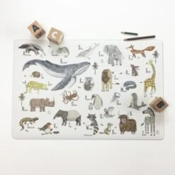 Coveryourdesk Schreibtischunterlage Schreibtischunterlage Schreibtischunterlage Für Kinder Und Erwachsene – “Tier ABC“ – Aus Erstklassigem, Strapazierfähigem Vinyl (Kunststoff) – 60 X 40 Cm – Made In